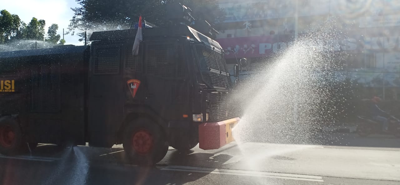 Kapolres Jaktim dan Pasukannya, Lakukan penyemprotan Cairan Disinfektan ke Semua Wilayah Jaktim