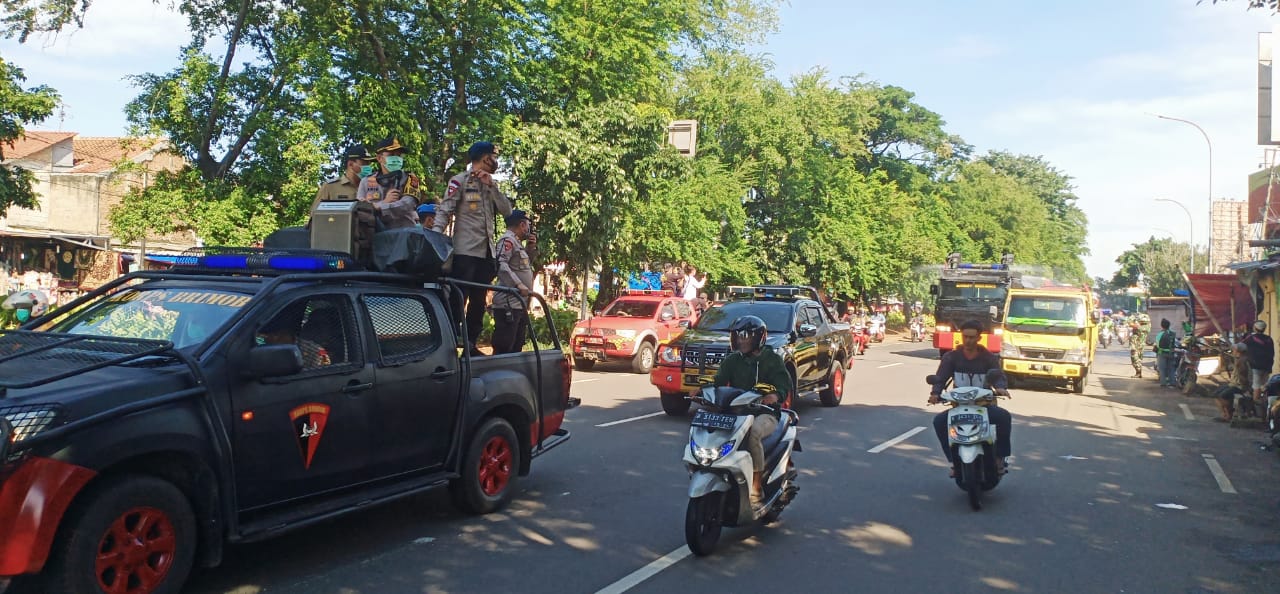 Kapolres Jaktim dan Pasukannya, Lakukan penyemprotan Cairan Disinfektan ke Semua Wilayah Jaktim