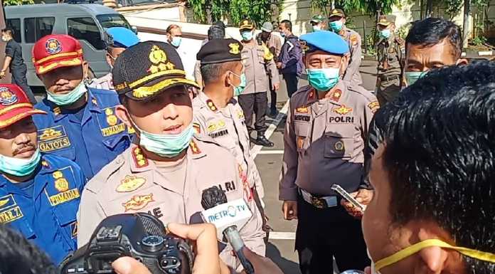 Kapolres Jaktim dan Pasukannya, Lakukan penyemprotan Cairan Disinfektan ke Semua Wilayah Jaktim