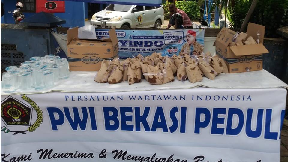 Jum'at Barokah, PWI Bekasi  Bagikan Ratusan Nasi Gratis