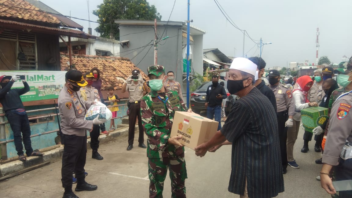 Kasdim 0505 Bersama Kapolres Jaktim Berikan Bantuan Sembako