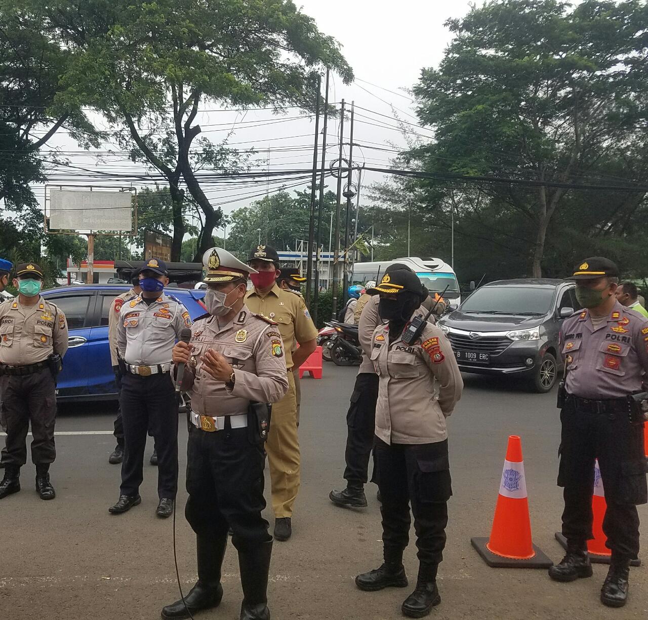Kasat Lantas Jaktim Pimpin Penertiban PSBB di Hari Pertama