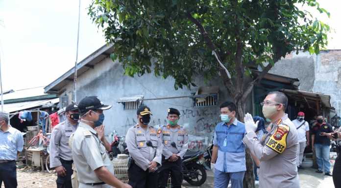 Kapolres Metro Jaktim Bersama BIK Mabes Polri Berikan Bantuan kepada Warga