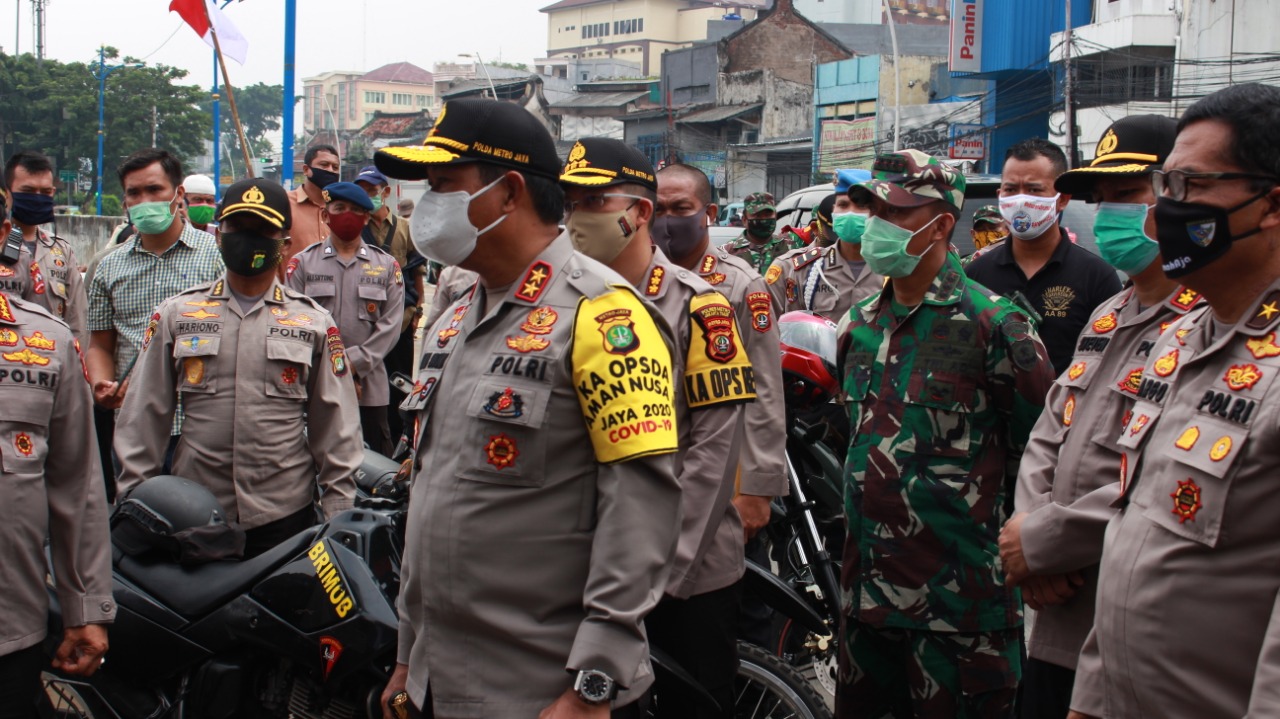 Kabaharkam Polri Bersama Kapolda Metro Jaya Kunjungi Dapur Umum Covid-19