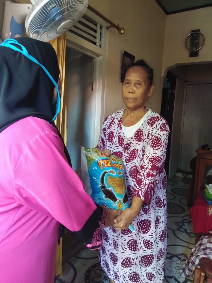 Alumni SMP Negri 84: Lansia Dan Terdampak Covid-19 Dapat Bansos Sembako