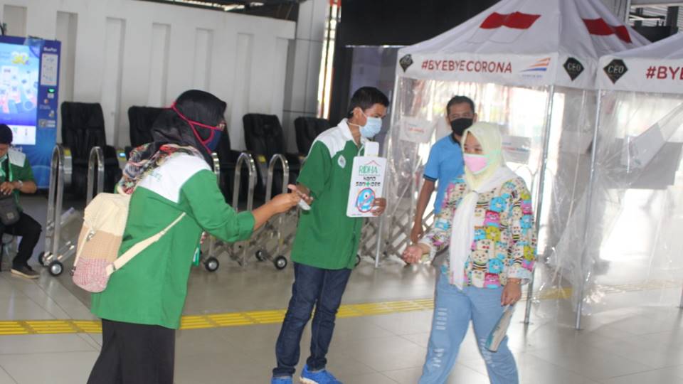 Cegah Penyebaran Corona di KRL, Ridha Foundation Bagikan 5000 Sanitizer