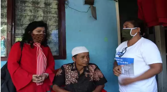 Irma Sambangi Rumah Keluarga Almarhum Rosiana, Sekaligus Berikan Bansos