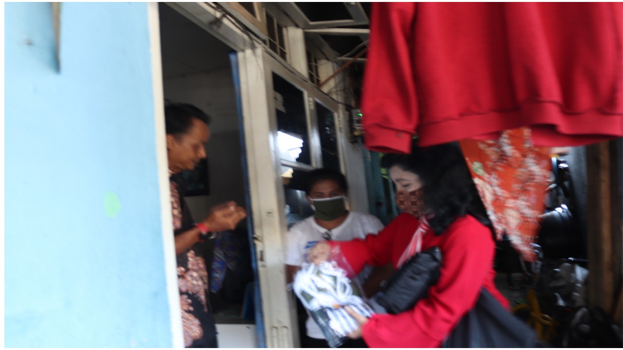 Irma Sambangi Rumah Keluarga Almarhum Rosiana, Sekaligus Berikan Bansos