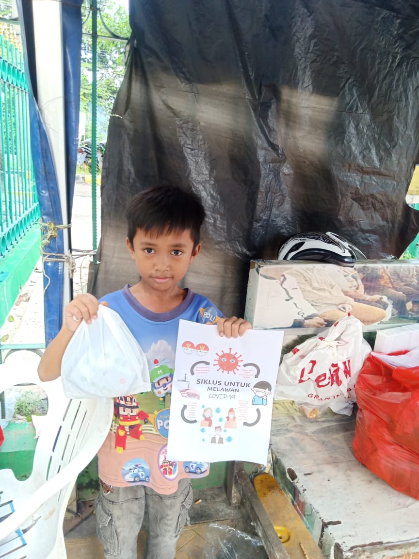 DPC Jaksel Gercin Berbagi Takjil, Sosialisasikan Poster Bertuliskan 'Bersama Kita Bisa Melawan Covid-19'