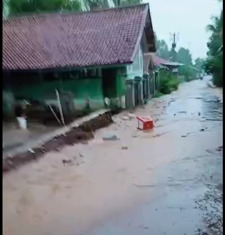 ASH: Ngamuk tak Mendapatkan Bansos, Jalan Utama Desa Cimungkal Jadi Sasarannya
