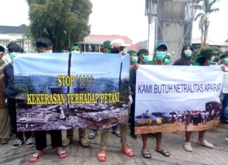 Beberapa sepanduk yang dibentangkan oleh para pengunjuk rasa. Foto: Arman/Jakarta.terkini.id.