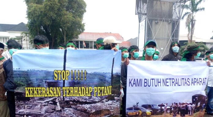 Beberapa sepanduk yang dibentangkan oleh para pengunjuk rasa. Foto: Arman/Jakarta.terkini.id.