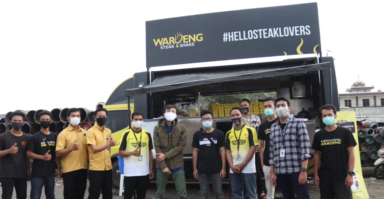 Dimasa Pandemi Waroeng Steak & Shake Berkolaborasi dengan Dr. Tirta 'Razia Perut Lapar' di Jakarta Utara