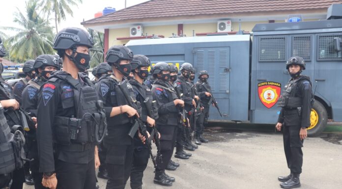 Brimob Disiagakan Dalam Pengamanan Ormas di Mapolda Banten. Foto: Arman/Jakarta.terkini.id. Brimob Disiagakan Dalam Pengamanan Ormas di Mapolda Banten. Foto: Arman/Jakarta.terkini.id.